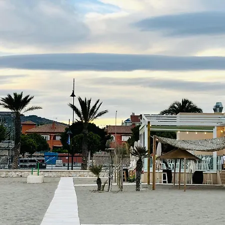 Chalet Con Piscina En Primera Linea De Playa *