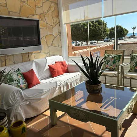 Chalet Con Piscina En Primera Linea De Playa Chalet